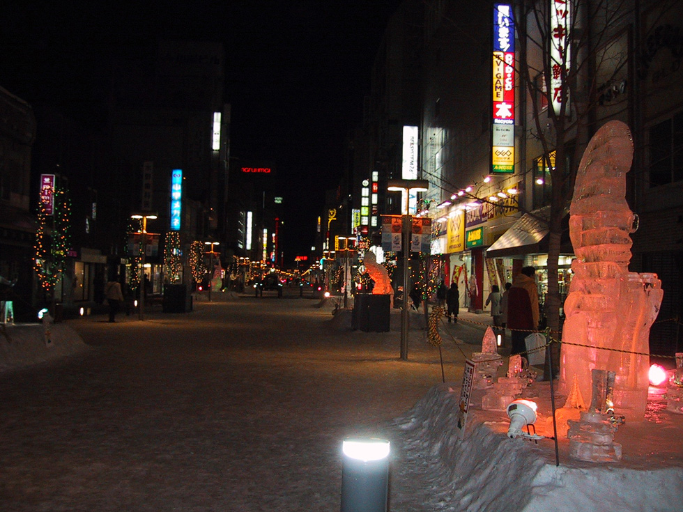 フリー素材 画像 雪祭りにて輝く雪像と夜の街 無料 株式会社カムラック 障害者就労継続支援a型 B型 就労移行支援 相談支援