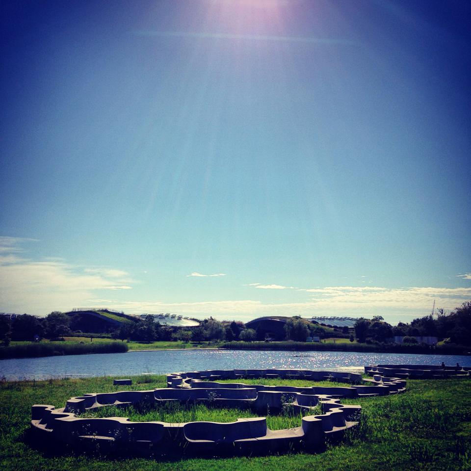 フリー素材 画像 梅雨明け 夏の始まり 公園の緑と池と青し空と白い雲と太陽の日差し 無料 株式会社カムラック 障害者就労継続支援a型 B型 就労移行支援 相談支援