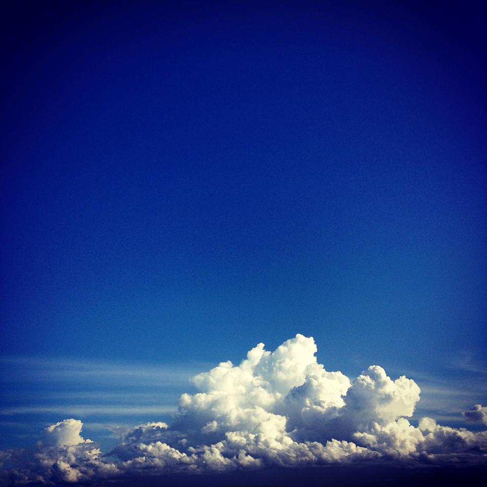 フリー素材 画像 にょきにょき もくもく 青空に夏らしい雲 暑くて熱い夏の始まり 無料 株式会社カムラック 障害者就労継続支援a型 B型 就労移行支援 相談支援 放課後等デイサービス