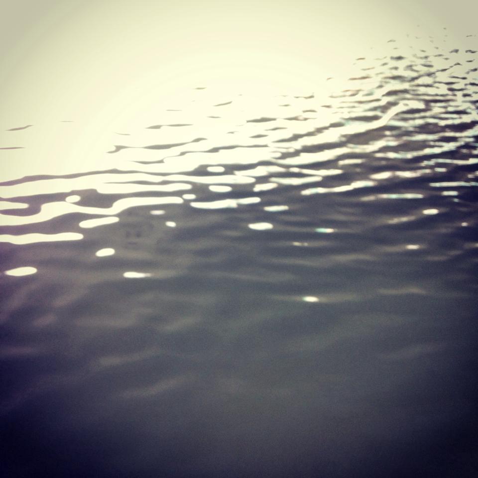 フリー素材 画像 太陽の日差しを反射する川の水面が美しい 無料 株式会社カムラック 障害者就労継続支援a型 B型 就労移行支援 相談支援
