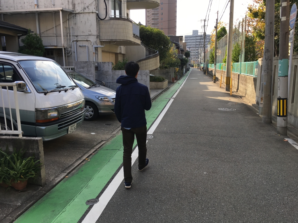 路地裏を通って山神社に徒歩で移動している画像