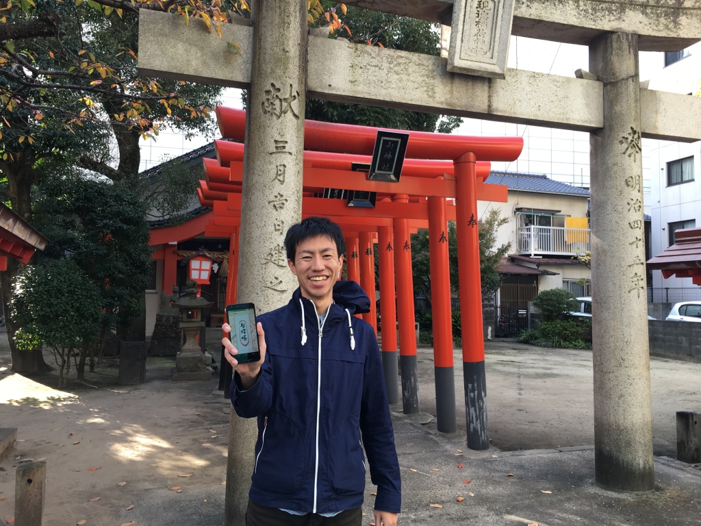 山神社の前で笑顔のカムラックスタッフ