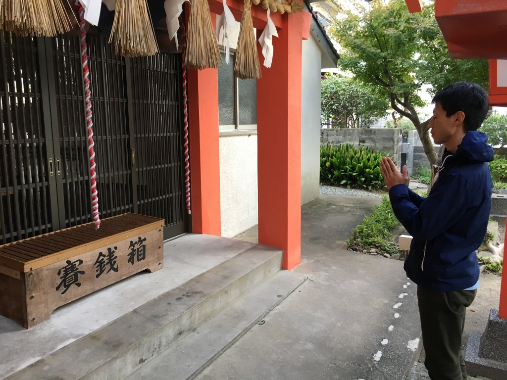山神社で参拝するカムラックスタッフ