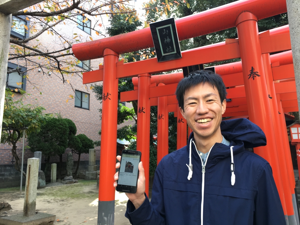 山神社に参拝し終わって満面の笑顔のカムラックスタッフ