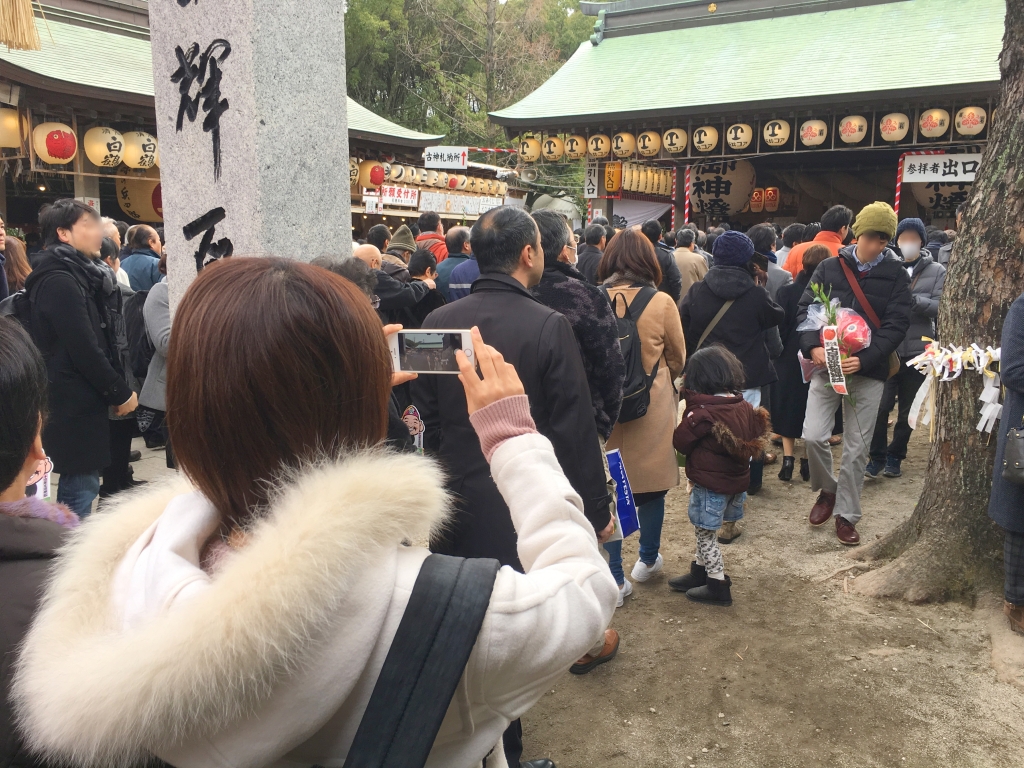 本殿を撮影する天野なつさんの画像