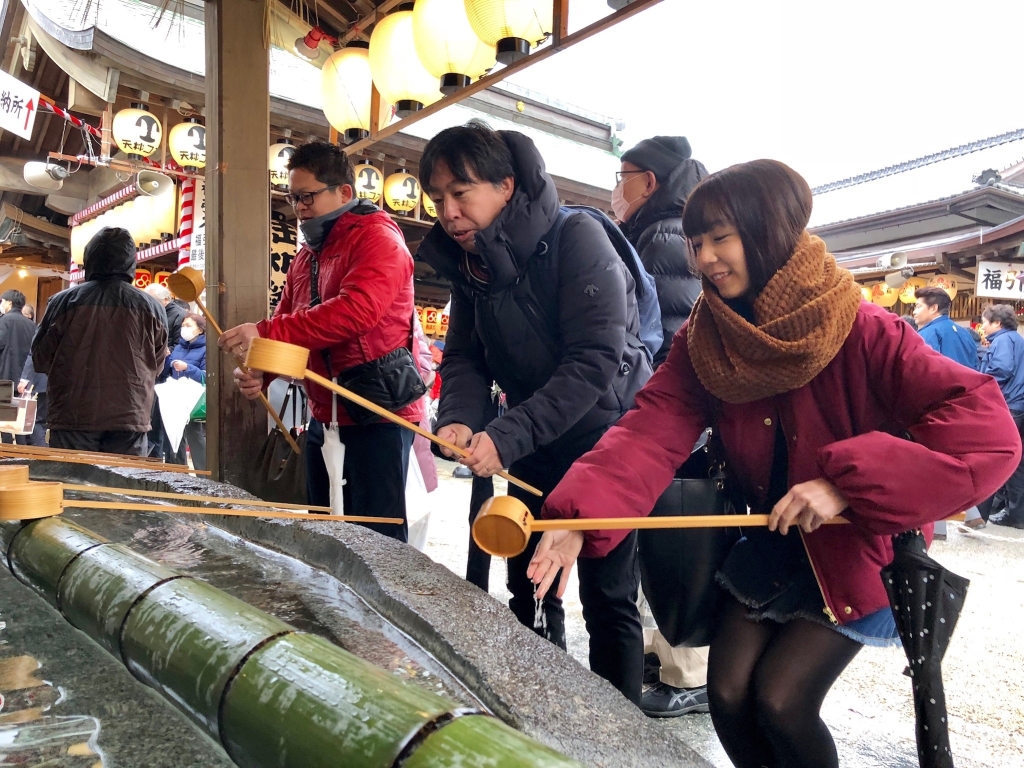 まずは手水舍にて清めます