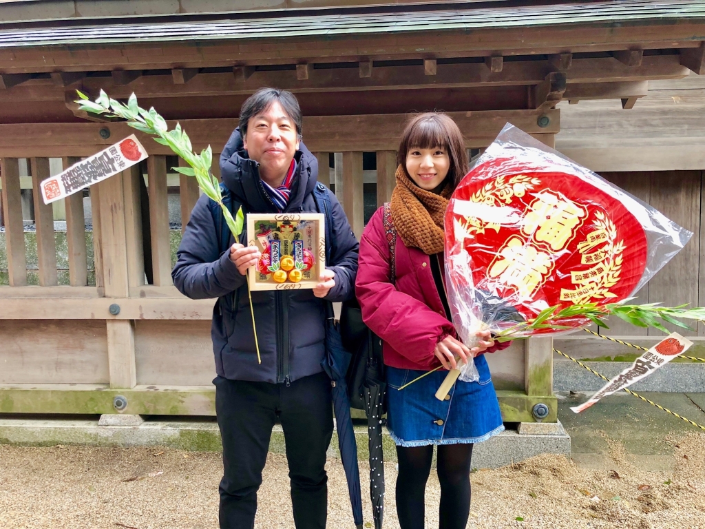 縁起物を手にするちあっきーと賀村社長