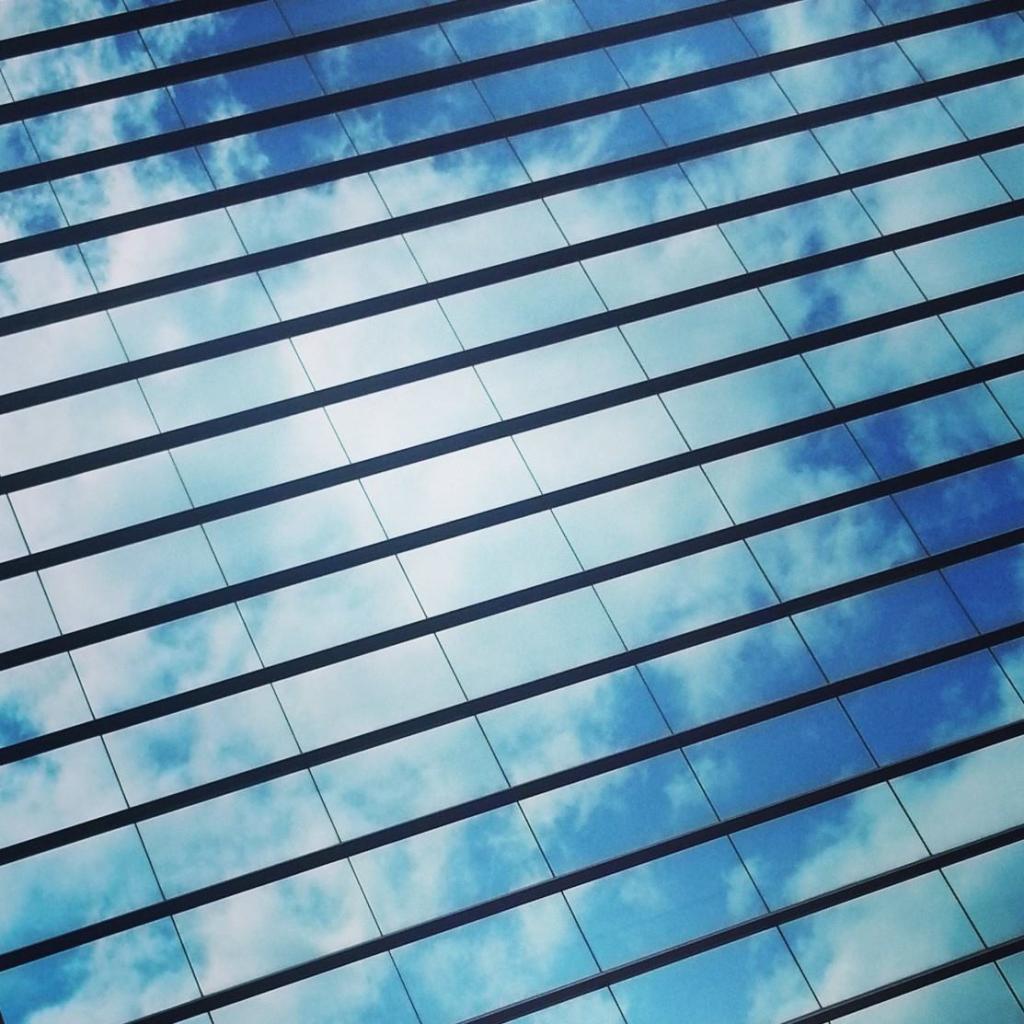 フリー素材 画像 ガラスだらけのビルの窓に映り込む青い空と白い雲 無料 株式会社カムラック 障害者就労継続支援a型 B型 就労移行支援 相談支援