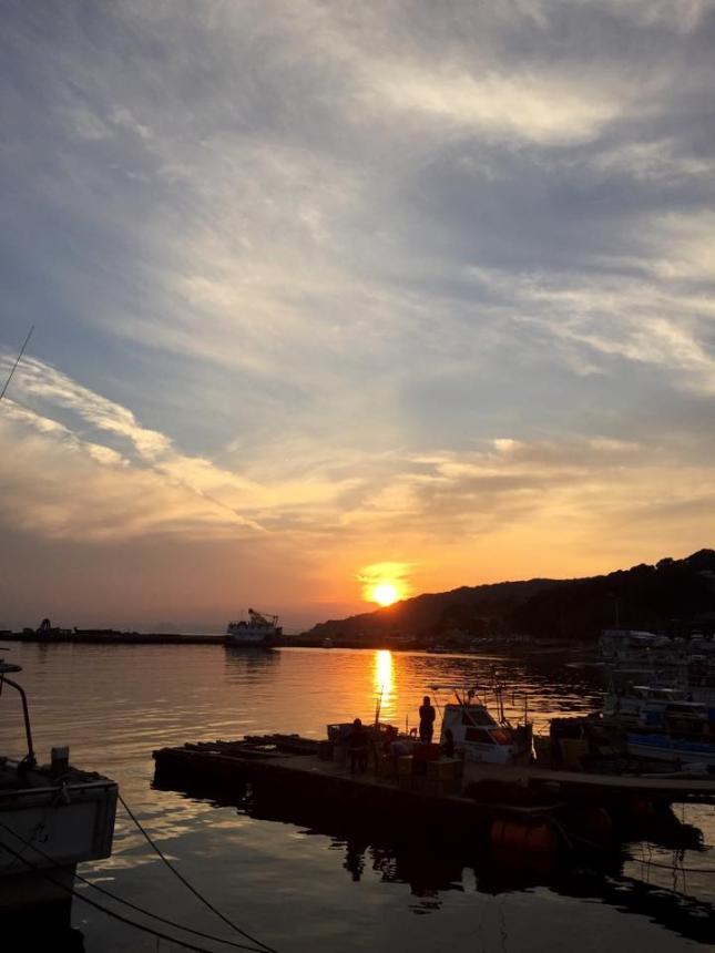 フリー素材 画像 秋の夕暮れ海の向こうに日が沈む 海が赤く輝く時間 人と船のシルエット 無料 株式会社カムラック 障害者就労継続支援a型 B型 就労移行支援 相談支援