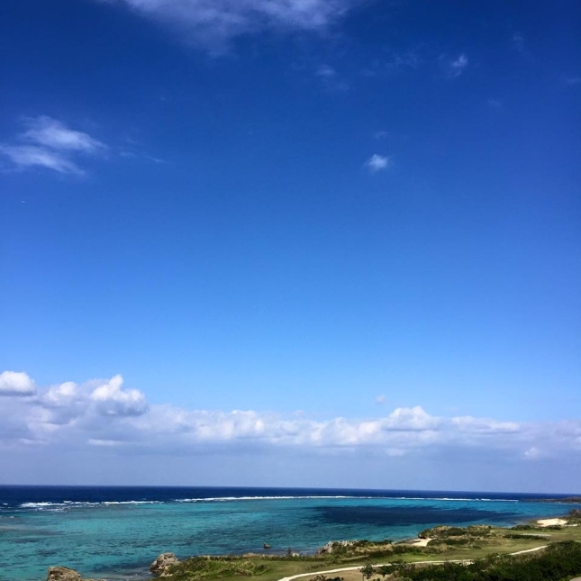 フリー素材 画像 冬の南国風景 青い空 青い海 白い雲 地球はまるい 無料 株式会社カムラック 障害者就労継続支援a型 B型 就労移行支援 相談支援